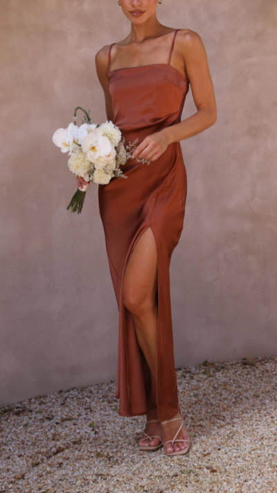 Vestido largo elegante con escote cuadrado y detalles plisados | Bella Brisa