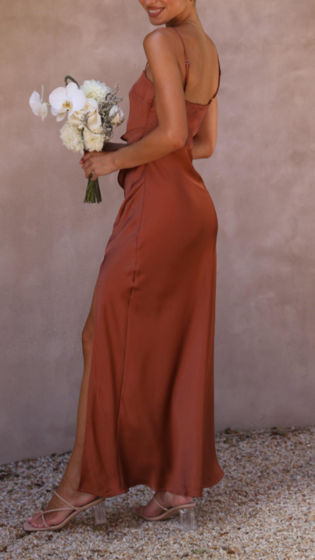 Vestido largo elegante con escote cuadrado y detalles plisados | Bella Brisa