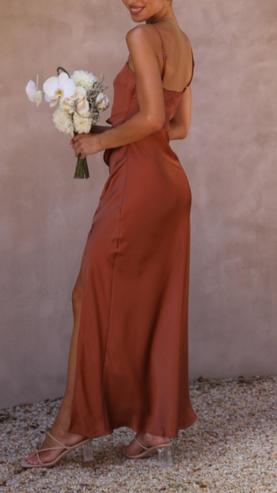 Vestido largo elegante con escote cuadrado y detalles plisados | Bella Brisa