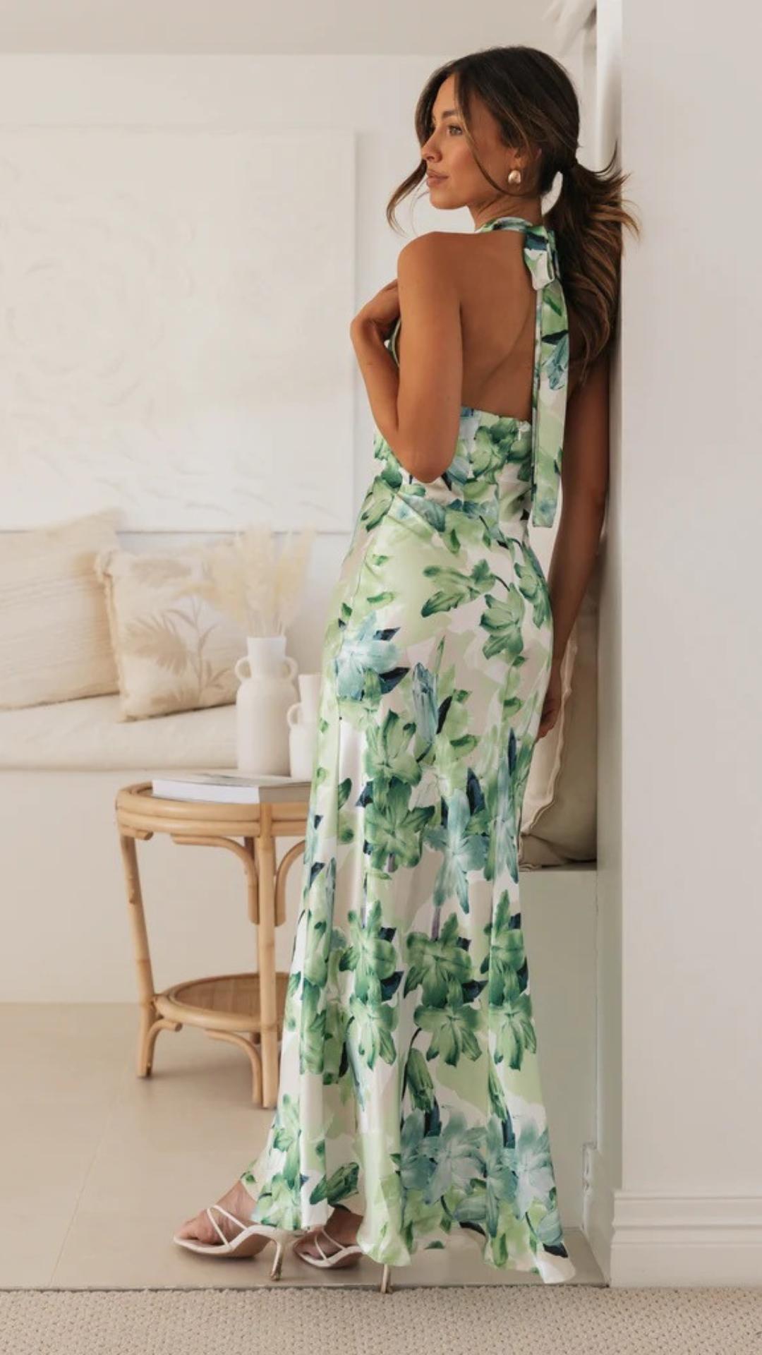 Vestido floral largo con espalda abierta y cuello halter | Bella Brisa