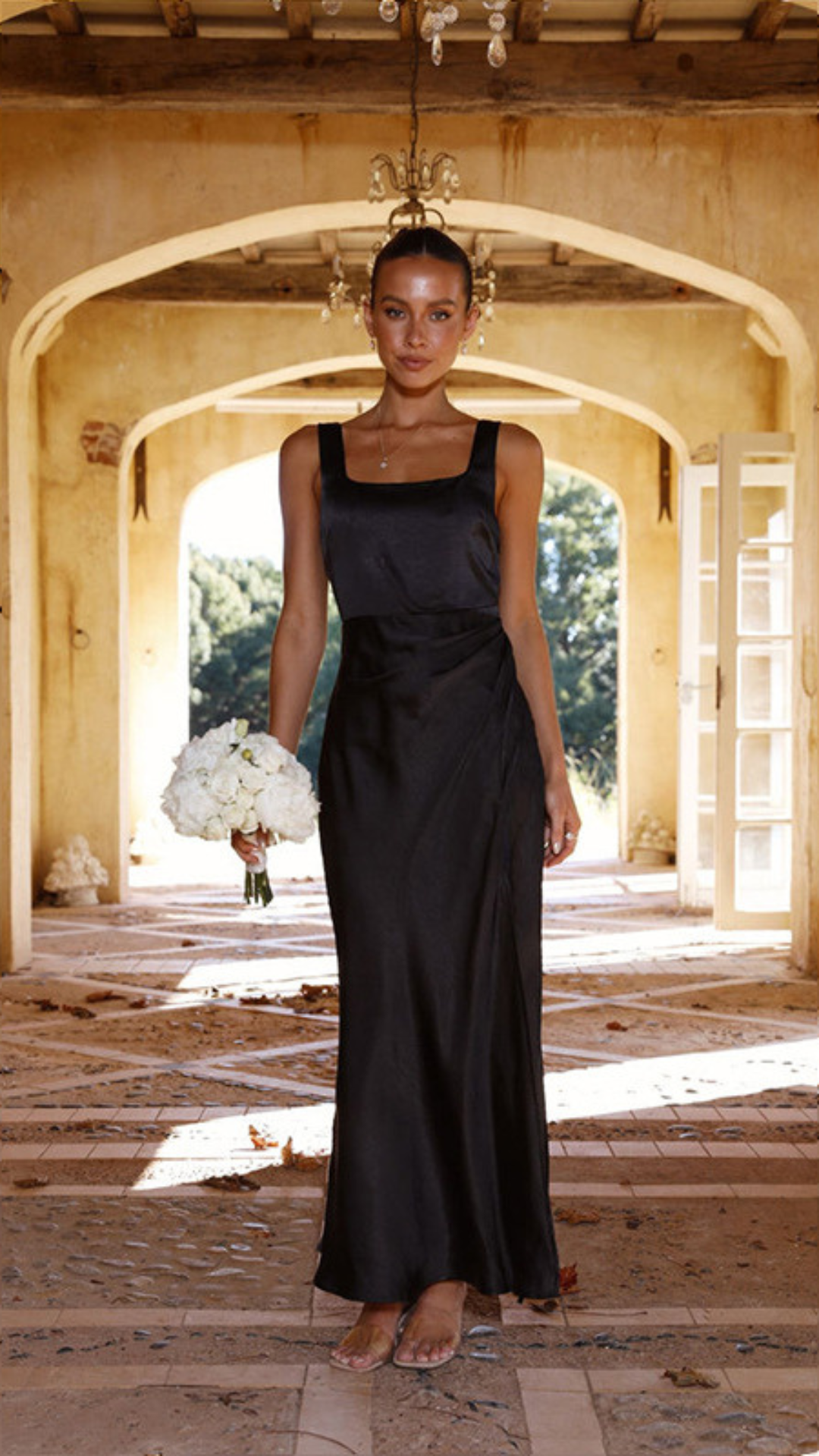 Vestido largo con escote cuadrado y frunces laterales en color negro | Bella Brisa