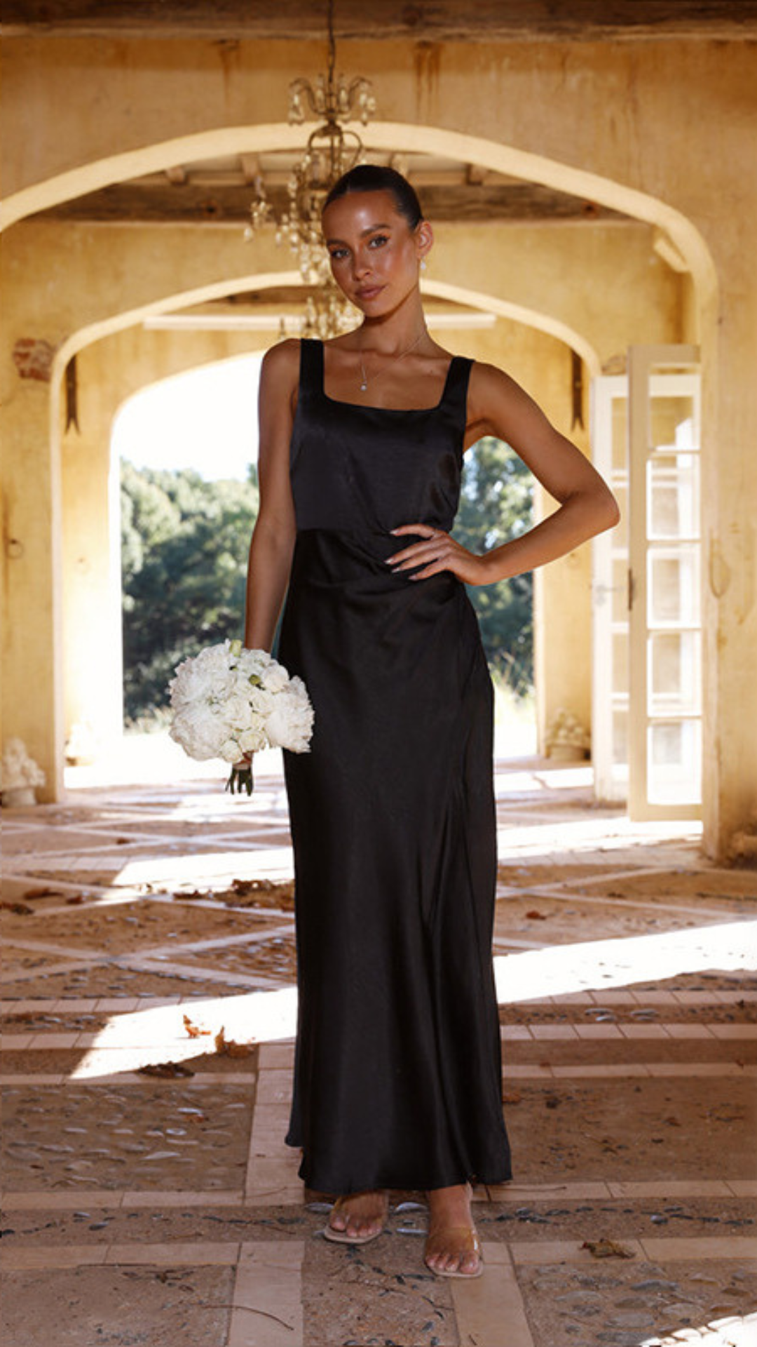 Vestido largo con escote cuadrado y frunces laterales en color negro | Bella Brisa