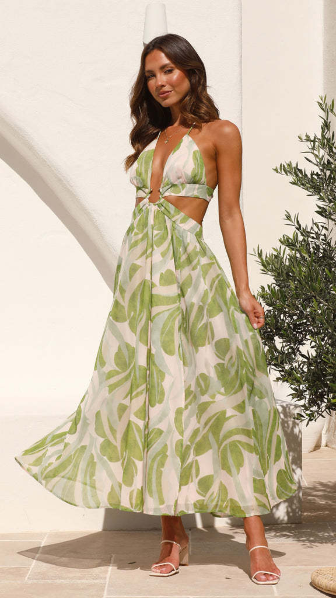 Vestido largo con cintura con aro de metal y estampado de hojas tropicales | Bella Brisa