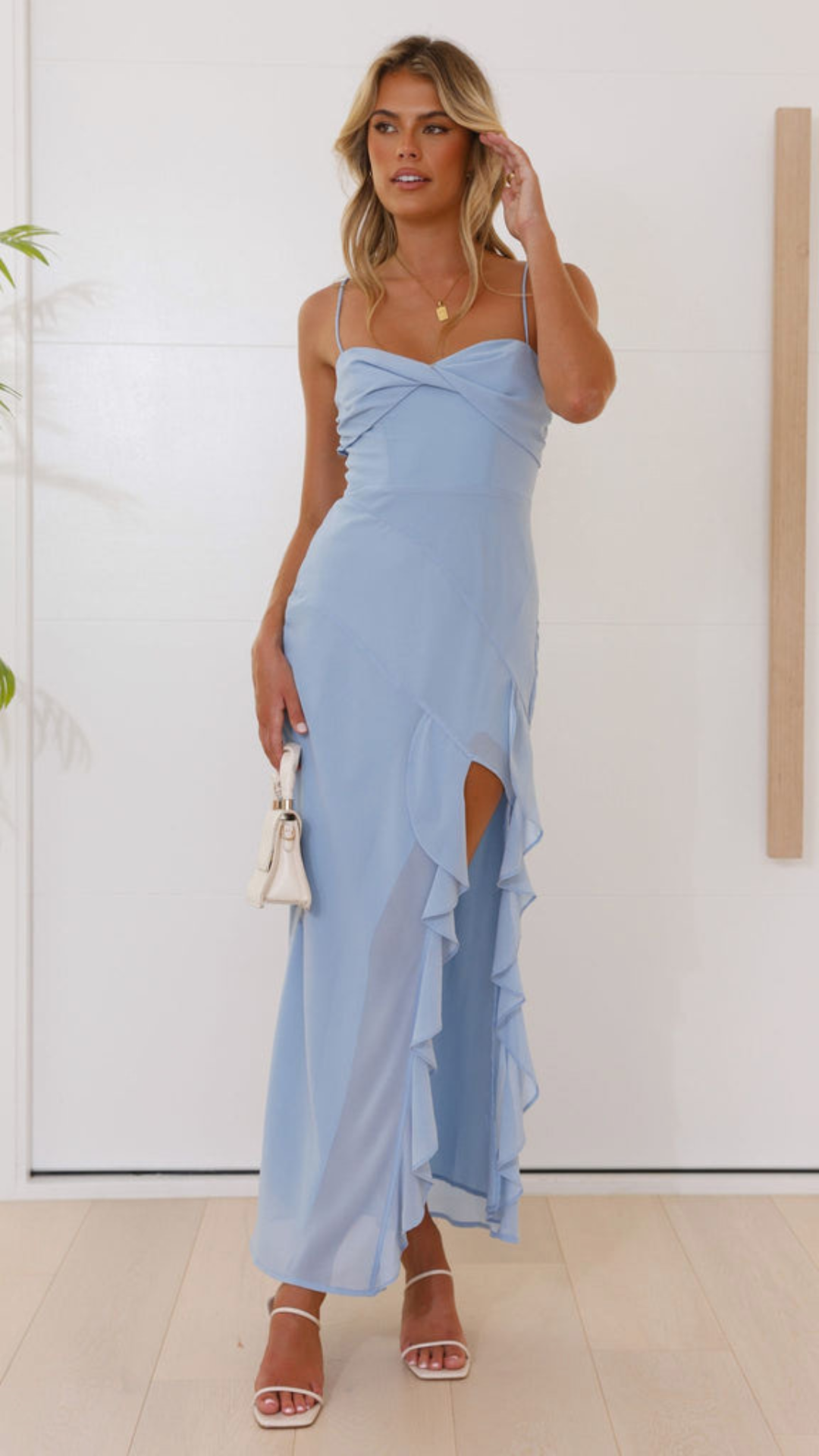 Vestido largo con abertura y volantes torcidos en azul | Bella Brisa
