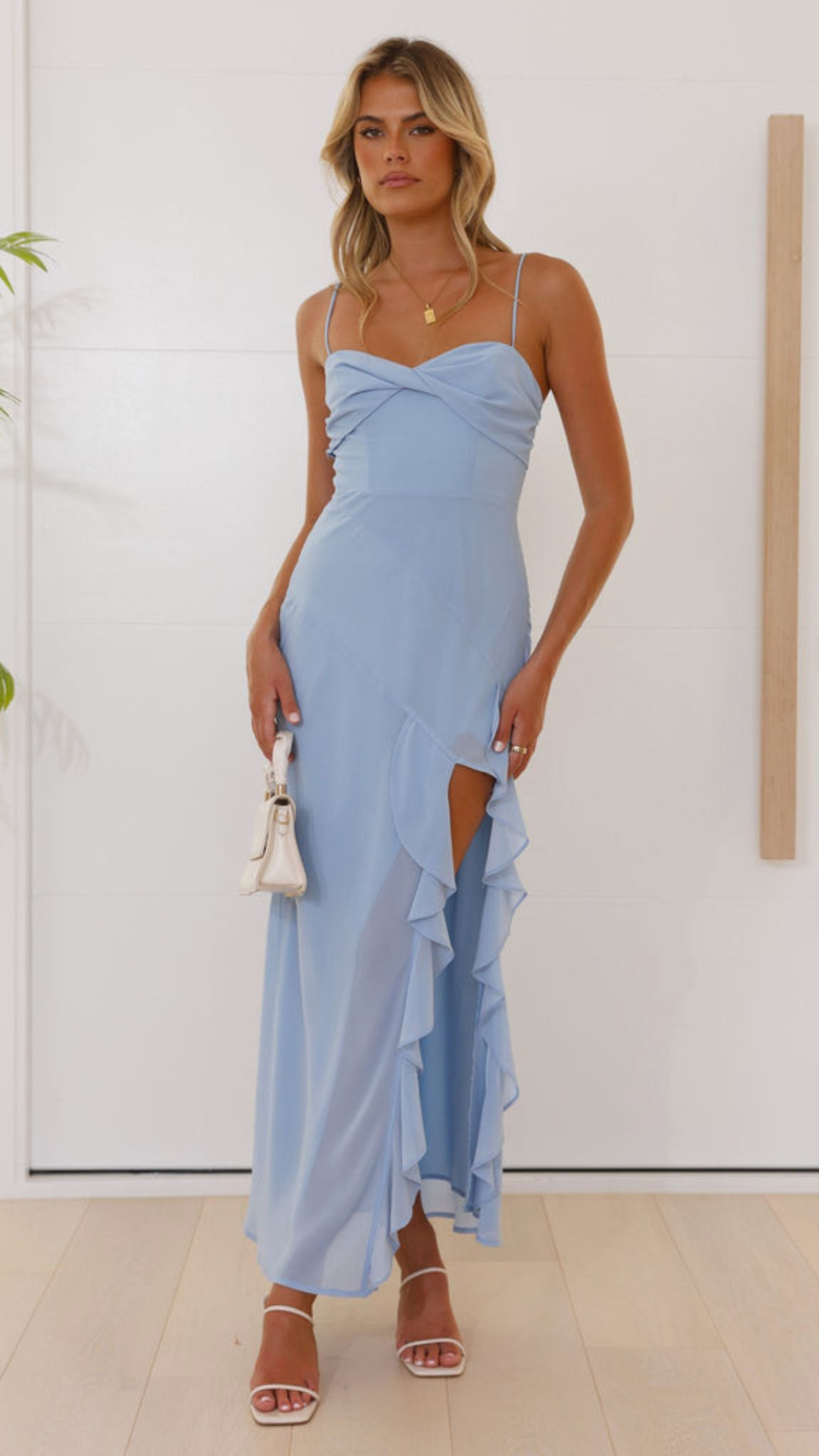 Vestido largo con abertura y volantes torcidos en azul | Bella Brisa