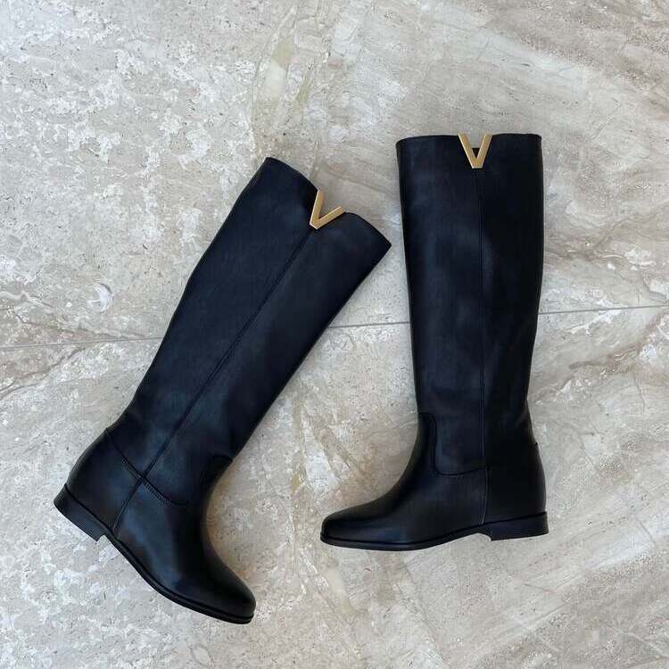Bota alta Lauren detalle V en oro | Bella Brisa