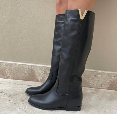 Bota alta Lauren detalle V en oro | Bella Brisa