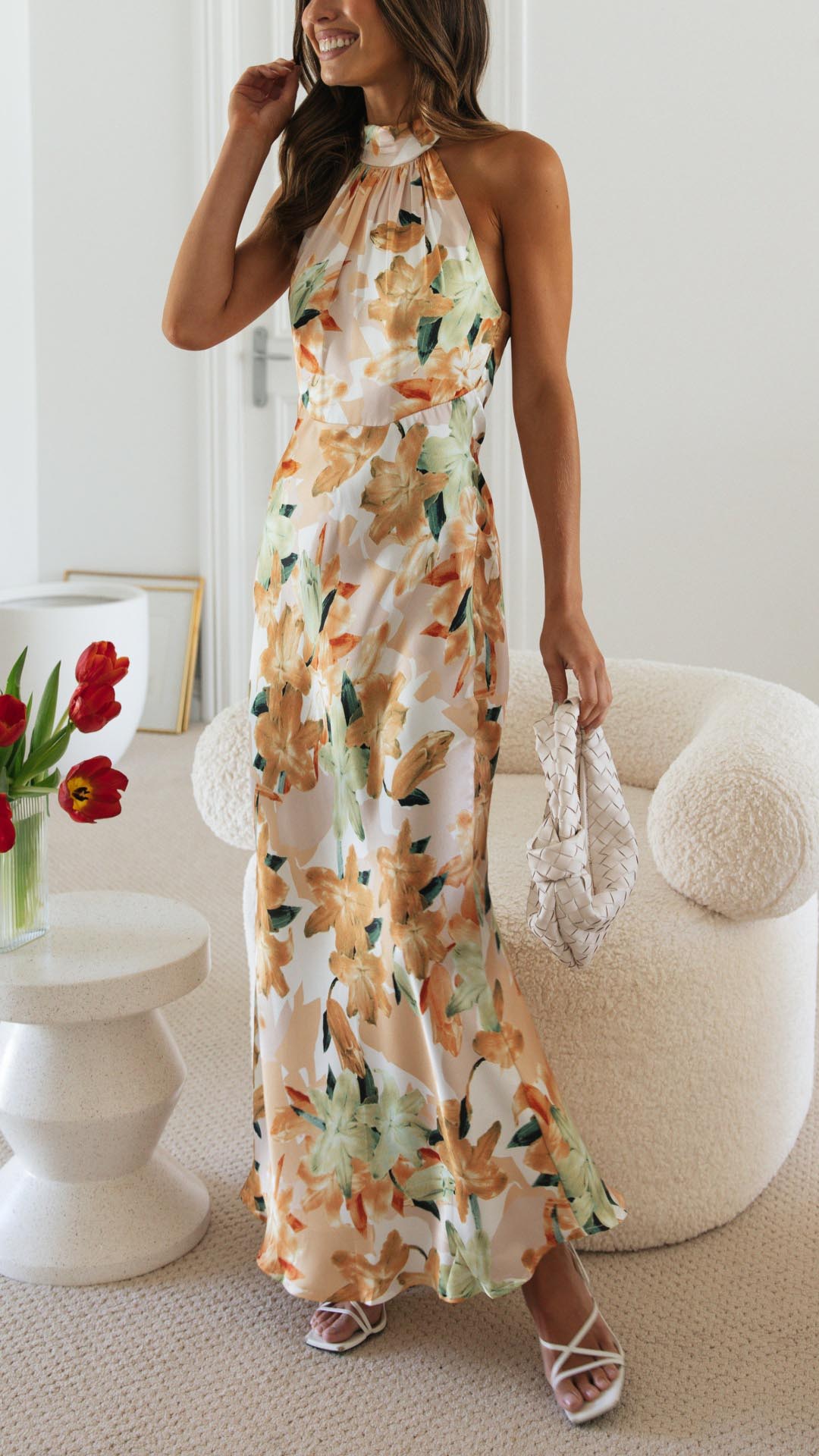 Vestido floral largo con espalda abierta y cuello halter | Bella Brisa