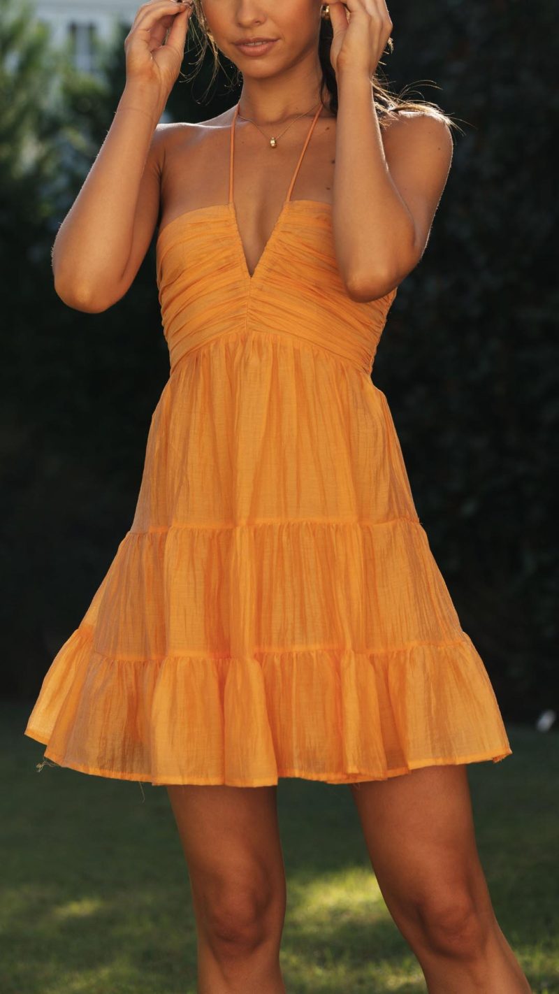 Vestido Mini Naranja con Falda Fluida y Cuello Halter | Bella Brisa
