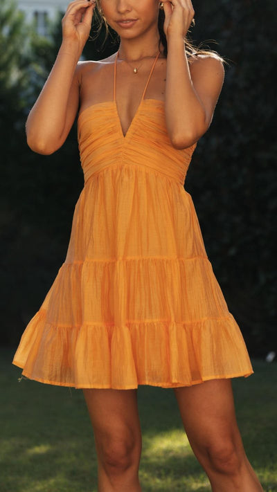 Vestido Mini Naranja con Falda Fluida y Cuello Halter | Bella Brisa