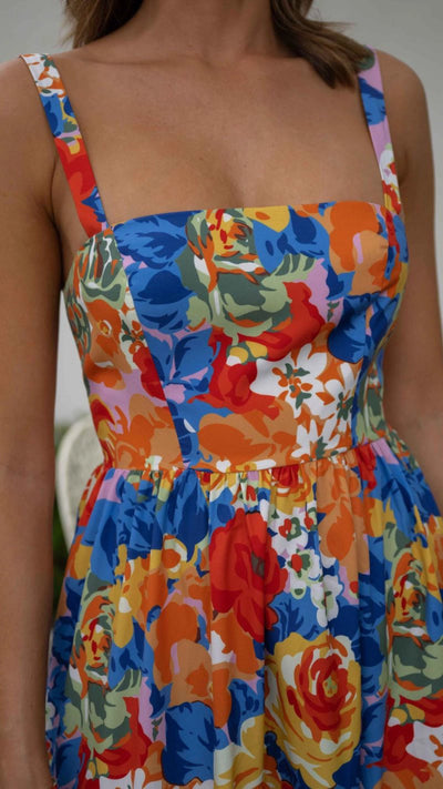 Vestido largo con escote cuadrado y estampado floral vibrante | Bella Brisa
