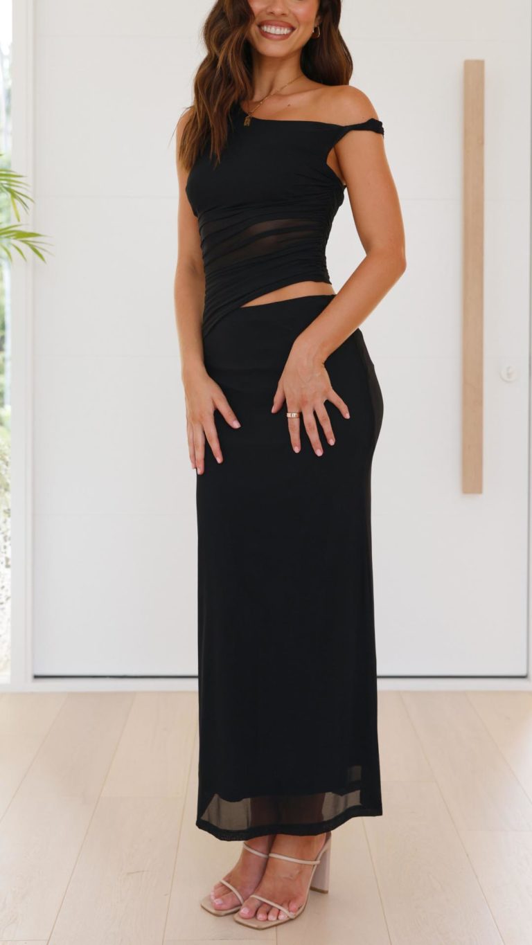 Vestido largo de malla con frunces, aberturas y tirantes retorcidos |Bella Brisa