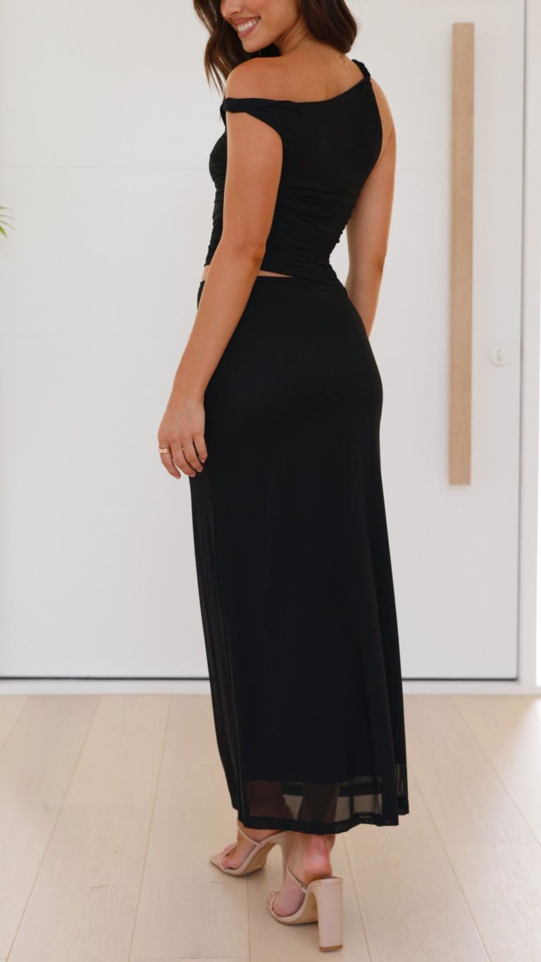 Vestido largo de malla con frunces, aberturas y tirantes retorcidos |Bella Brisa