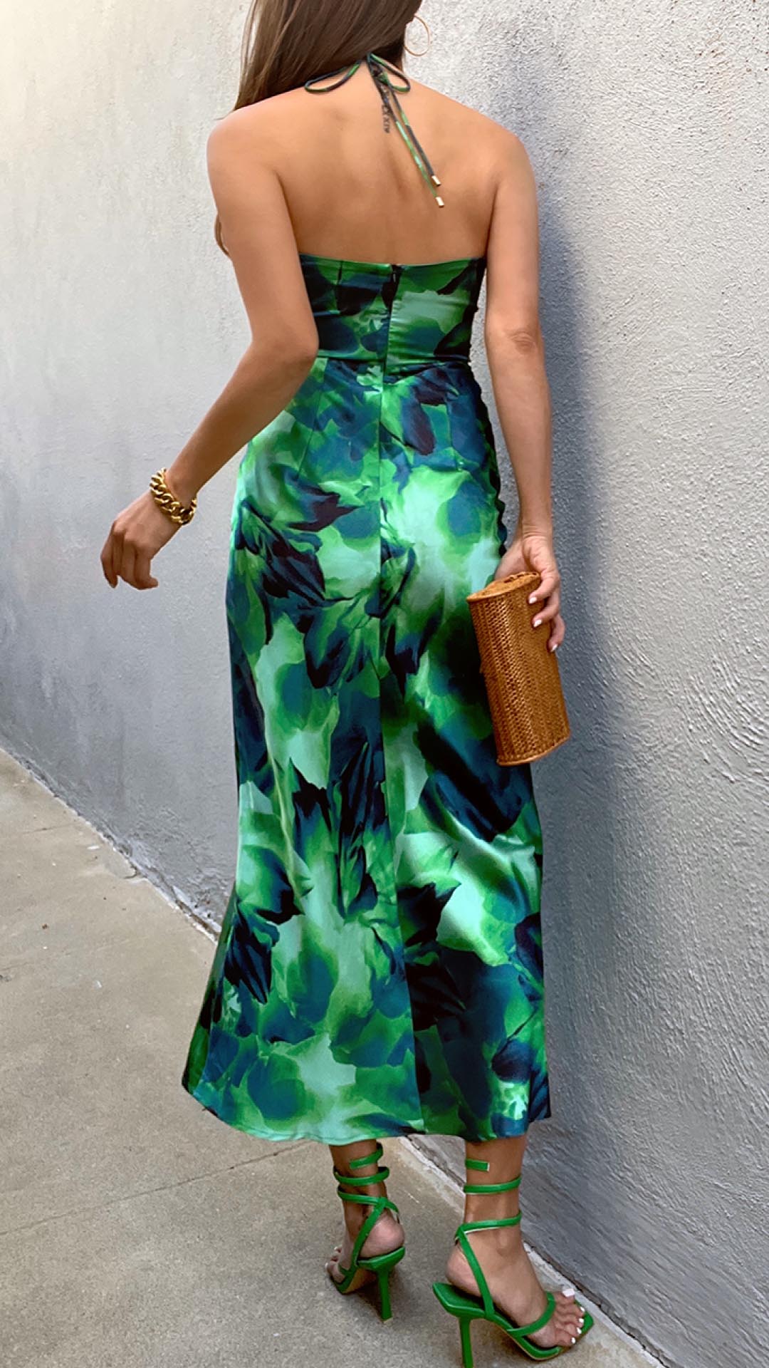 Vestido midi verde con estampado, escote halter anudado y abertura | Bella Brisa