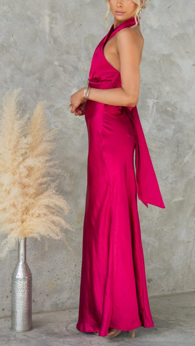 Vestido largo satinado color baya con escote halter y espalda descubierta | Bella Brisa