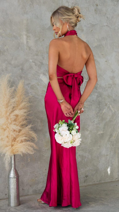 Vestido largo satinado color baya con escote halter y espalda descubierta | Bella Brisa