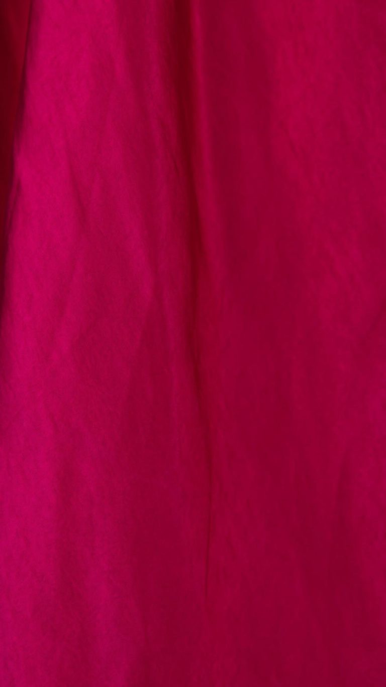 Vestido largo satinado color baya con escote halter y espalda descubierta | Bella Brisa