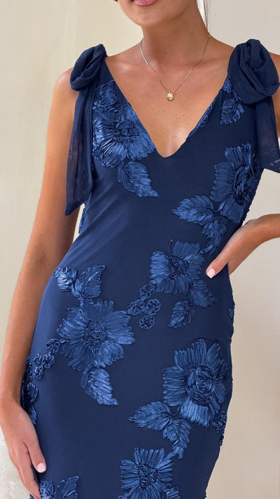 Vestido Maxi Azul Marino con Bordado Floral y Tirantes Ajustables | Bella Brisa