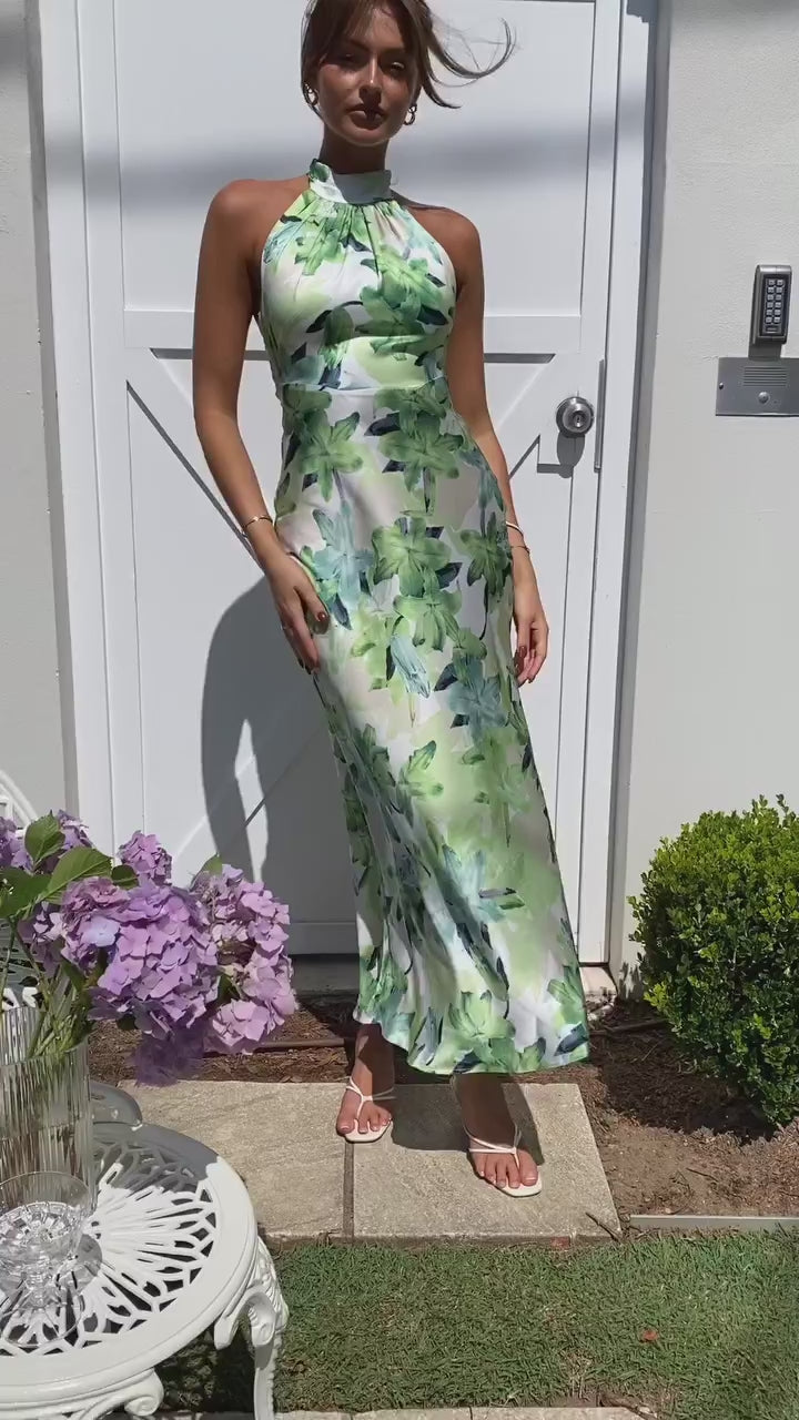 Vestido Mini Naranja con Falda Fluida y Cuello Halter | Bella Brisa