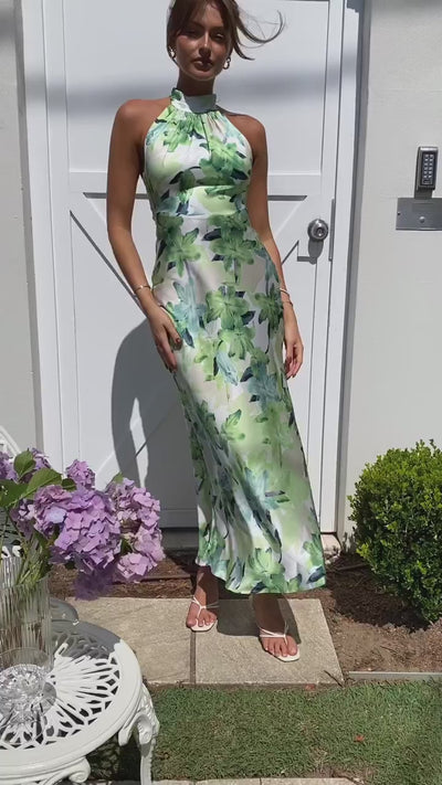 Vestido Mini Naranja con Falda Fluida y Cuello Halter | Bella Brisa